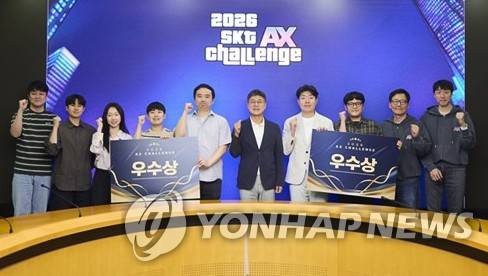 SK텔레콤 사내 AI 해커톤 AX 챌린지 (서울=연합뉴스) SKT가 전사 AX(AI 전환) 가속화를 목표로 개최한 사내 AI 해커톤 'AX 챌린지'가 성공적으로 막을 내렸다고 22일 밝혔다. 사진은 우수 4팀이 정재헌 SKT CEO와 기념 촬영하는 모습. 2026.5.22 [SKT 제공. 재판매 및 DB 금지] photo@yna.co.kr