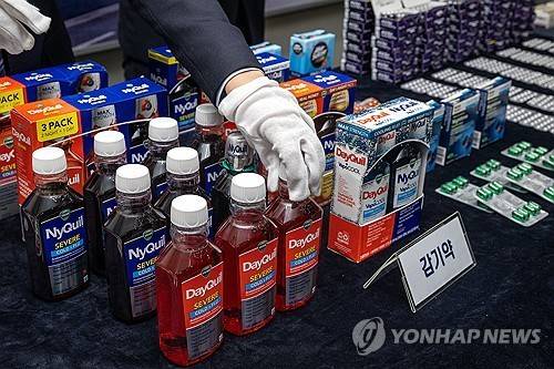 관세청이 2025년 3월 18일 인천 중구 운서동 인천공항세관 특송물류센터에서 적발된 마약류 성분이 함유된 불법 의약품을 공개하고 있다.[연합뉴스 자료사진]