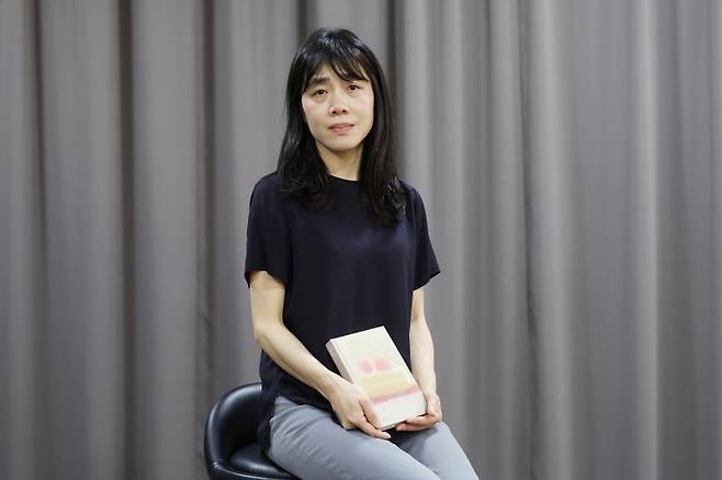 '딸기 이론' 출간한 김숨 소설가 (서울=연합뉴스) 강민지 기자 = 장편소설 '딸기 이론' 출간한 김숨 작가가 지난 2일 서울 종로구 수송동 연합뉴스 사옥에서 진행된 인터뷰에 앞서 포즈를 취하고 있다. 2026.6.
mjkang@yna.co.kr