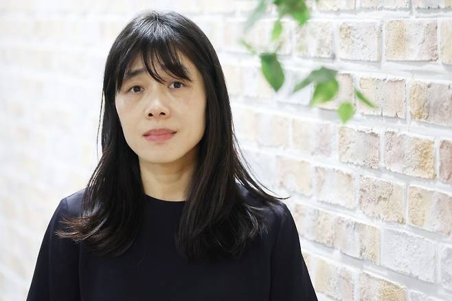 '딸기 이론' 출간한 김숨 소설가 (서울=연합뉴스) 강민지 기자 = 장편소설 '딸기 이론' 출간한 김숨 작가가 지난 2일 서울 종로구 수송동 연합뉴스 사옥에서 진행된 인터뷰에 앞서 포즈를 취하고 있다. 2026.6.
mjkang@yna.co.kr