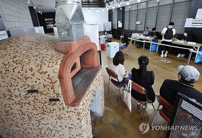 피자 화덕이 있는 투표소 (서울=연합뉴스) 이재희 기자 = 제9회 전국동시지방선거일인 3일 서울 광진구의 폐업한 피자가게에 마련된 투표소에서 유권자들이 투표하고 있다. 2026.6.3 scape@yna.co.kr