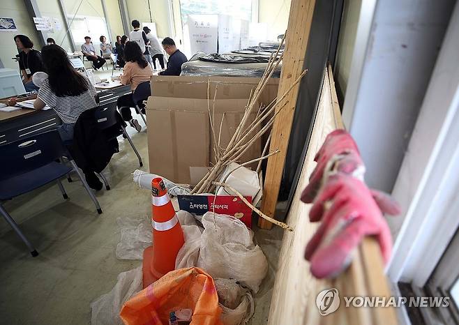 '마을창고에서 소중한 한표' (대구=연합뉴스) 김현태 기자 = 제9회 전국동시지방선거 본투표가 치러지는 3일 대구 동구의 한 마을창고에 설치된 투표소에서 시민들이 투표하고 있다. 2026.6.3 mtkht@yna.co.kr