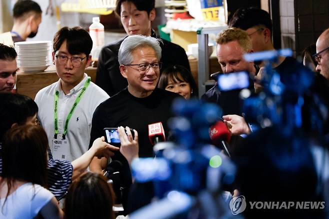 1일 대만 타이베이에서 한국 기업 관계자들과의 만찬에 참석한 젠슨 황 엔비디아 최고경영자(CEO) [로이터=연합뉴스. 재판매 및 DB 금지]