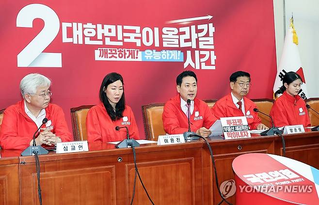 국민의힘 장동혁 상임선대위원장 발언 (서울=연합뉴스) 배재만 기자 = 국민의힘 장동혁 상임선거대책위원장이 6·3 지방선거일인 3일 국회에서 열린 마지막 중앙선거대책위원회의에서 발언하고 있다. 2026.6.3 scoop@yna.co.kr