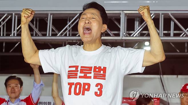 유세에서 지지 호소하는 국민의힘 오세훈 서울시장 후보 (서울=연합뉴스) 박동주 기자 = 국민의힘 오세훈 서울시장 후보가 2일 서울 서대문구 신촌역 스타광장에서 열린 파이널 유세에서 지지를 호소하고 있다. 2026.6.2 pdj6635@yna.co.kr