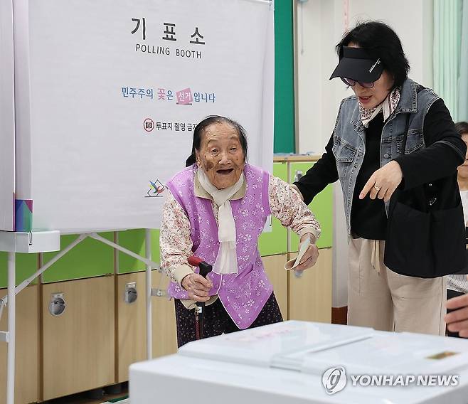 한 표 행사하는 102세 할머니 (울산=연합뉴스) 김용태 기자 = 제9회 전국동시지방선거 및 국회의원 재·보궐선거일인 3일 울산시 북구 상안중학교에 마련된 농소3동 제1투표소에서 1923년생으로 현재 만 102세인 김성순 할머니가 투표하고 있다. 2026.6.3 yongtae@yna.co.kr