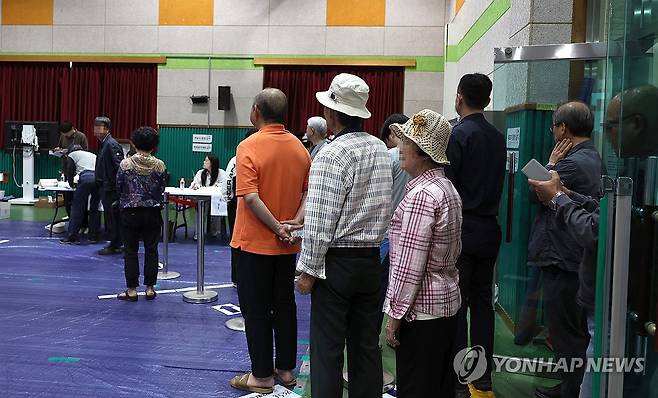 투표소 앞 긴 줄 (울산=연합뉴스) 장지현 기자 = 6·3 지방선거 및 국회의원 재·보궐선거 본 투표일인 3일 오전 울산 남구 격동초등학교에 마련된 옥동제2투표소 앞에 유권자들이 줄을 서서 차례를 기다리고 있다. 2026.6.3 jjang23@yna.co.kr