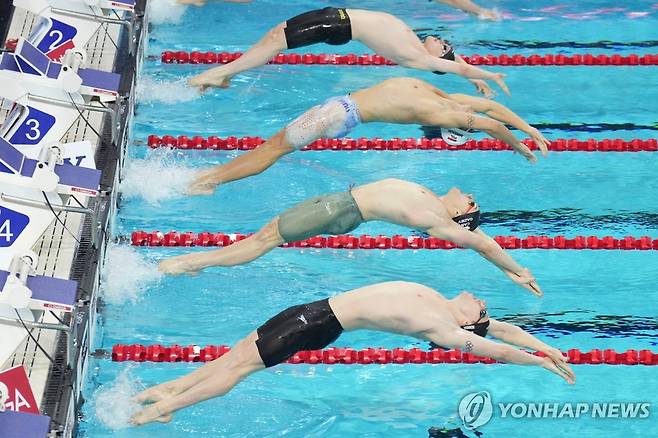 동시에 입수하는 배영 출전 선수 [AP=연합뉴스]