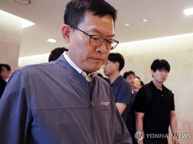 장례식장 나가는 손재일 한화에어로 대표 (대전=연합뉴스) 이주형 기자 = 한화에어로스페이스 대전사업장 폭발 사고 사망자의 신원확인이 완료된 3일 오전 손재일 한화에어로스페이스 대표가 대전 유성구의 한 병원 장례식장에서 유가족들을 만난 뒤 나가고 있다. 2026.6.3 coolee@yna.co.kr