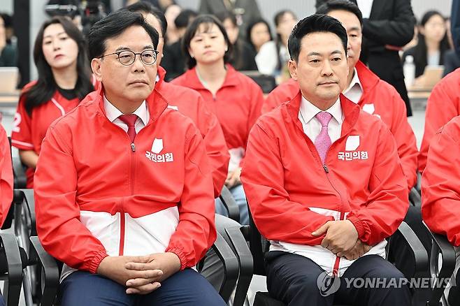 출구조사 결과 지켜보는 장동혁 대표와 송언석 원내대표 (서울=연합뉴스) 장동혁 국민의힘 대표(오른쪽)와 송언석 원내대표 및 지도부가 3일 서울 여의도 국민의힘 중앙당사에 마련된 국민의힘 개표상황실에서 제9회 전국동시지방선거 개표방송 출구조사 결과를 지켜보고 있다. 2026.6.3 [국회사진기자단] photo@yna.co.kr