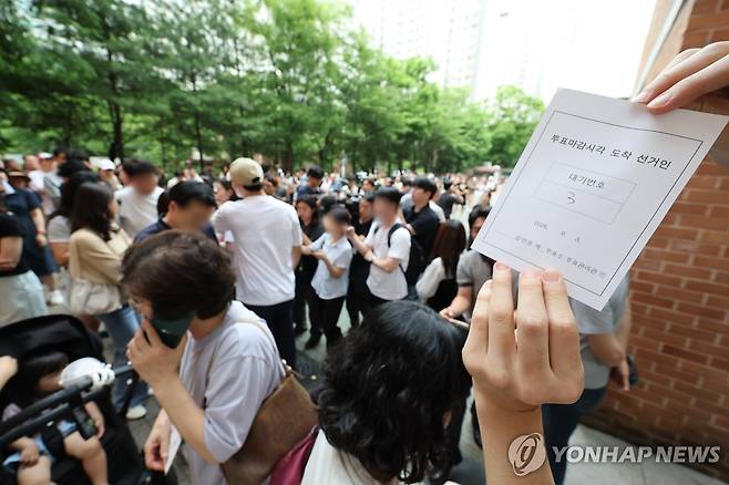 송파구서 투표용지 부족…대기하는 유권자들 (서울=연합뉴스) 김주형 기자 = 6·3 지방선거 본투표일인 3일 오후 서울 송파구 잠실 2동 제6투표소에서 투표용지 부족으로 투표하러 온 주민들이 대기하고 있다. 2026.6.3 kjhpress@yna.co.kr