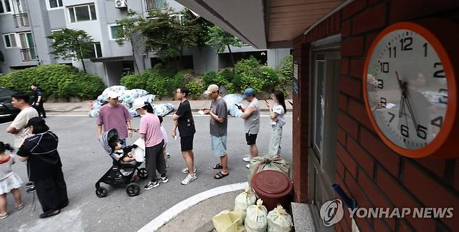 투표용지 부족, 대기하는 주민들 (서울=연합뉴스) 김인철 기자 = 6·3 지방선거 본투표일인 3일 투표용지 부족 사태가 발생한 서울 송파구 가락2동 제3투표소에서 마감시간이 지난 후에도 유권자들이 대기하고 있다. 2026.6.3 yatoya@yna.co.kr