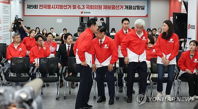출구조사 발표 뒤 당사 떠나는 장동혁 상임선대위원장 (서울=연합뉴스) 국민의힘 장동혁 상임선거대책위원장이 3일 서울 여의도 국민의힘 중앙당사에 마련된 국민의힘 개표상황실에서 제9회 전국동시지방선거 개표방송 출구조사 결과 발표 뒤 당사를 떠나고 있다. 2026.6.3 [국회사진기자단] photo@yna.co.kr
