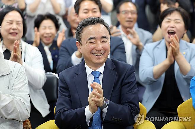 기뻐하는 임문영 광산을 후보 (광주=연합뉴스) 김혜인 기자 = 제9회 전국동시지방선거 및 국회의원 보궐선거기 치러진 3일 오후 더불어민주당 임문영 광주 광산을 국회의원 후보가 광산구 수완동 선거사무소에서 개표 방송을 보며 기뻐하고 있다. 2026.6.3 in@yna.co.kr