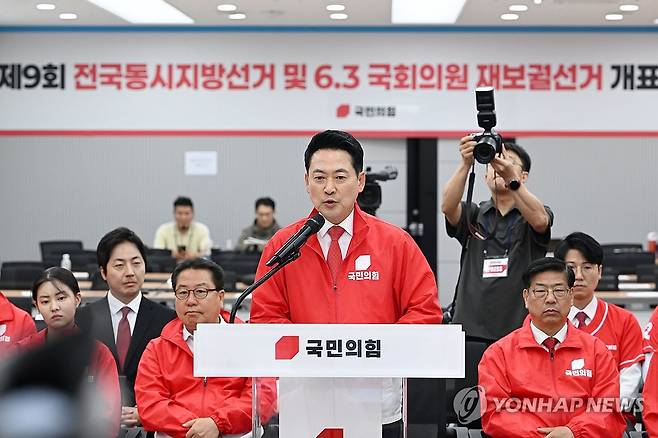 장동혁 상임선대위원장, 투표용지 부족 사태 관련 긴급 브리핑 (서울=연합뉴스) 이동해 기자 = 국민의힘 장동혁 상임선거대책위원장이 3일 여의도 중앙당사 개표상황실에서 투표용지 부족 사태와 관련한 긴급 브리핑을 하고 있다. 2026.6.3 [공동취재] eastsea@yna.co.kr