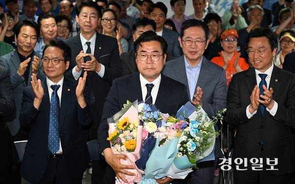 더불어민주당 박찬대 인천시장 후보가 4일 오전 인천시 미추홀구 선거사무소에서 당선이 확실시되자 지지자들로부터 축하를 받고 있다. 2026.6.3 /조재현기자 jhc@kyeongin.com