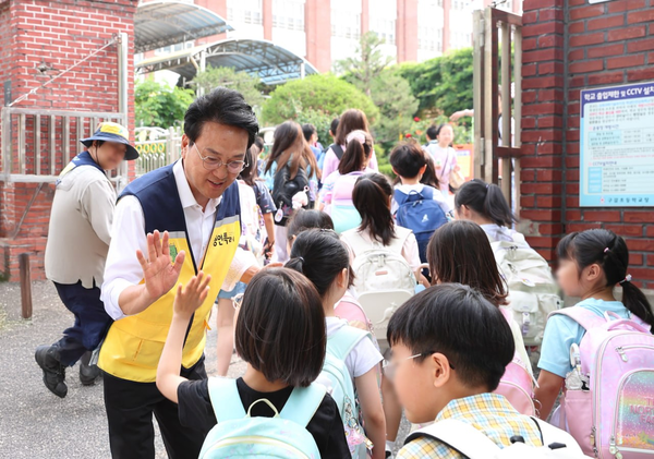 6·3 경기도교육감 선거에서 당선된 안민석 당선자가 4일 용인 구갈초등학교에서 학생들을 만나고 있다. 2026.6.4 /안민석 당선자 측 제공