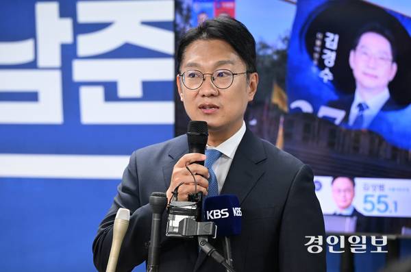 더불어민주당 김남준 계양구을 국회의원 당선자가 4일 인천 계양구 선거캠프에서 당선이 확실시 되자 지지자들에게 감사 인사를 전하고 있다. 2026.6.3 /조재현기자 jhc@kyeongin.com