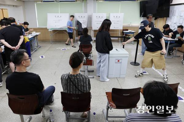 제9회 지방선거일인 3일 인천 미추홀구  용현중학교에 마련된 용현5동 제5투표소에서 유권자들이 투표하고 있다. 2026.6.3 /김용국기자yong@kyeongin.com