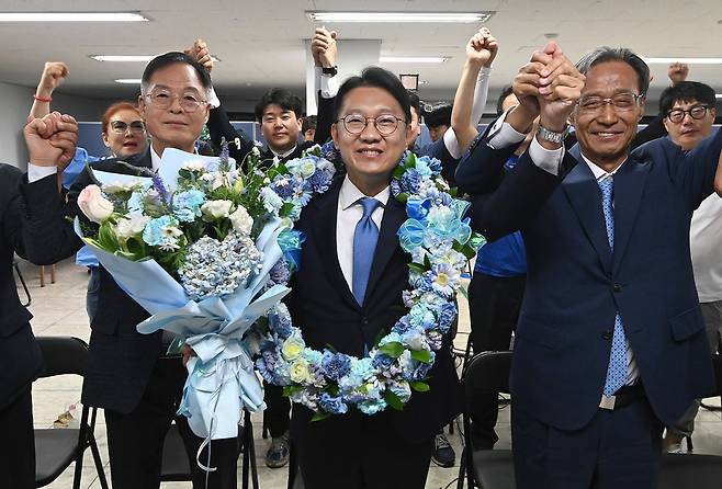 ▲ 김남준 더불어민주당 계양을 재·보궐선거 후보가 4일 새벽 인천시 계양구 선거캠프에서 당선이 확실시되자 유동수 국회의원과 지지자들로 부터 축하를 받고 있다. /양진수 기자 photosmith@incheonilbo.com