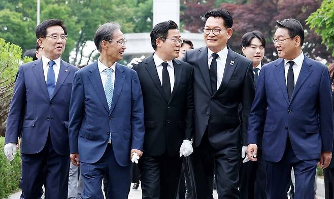 ▲ 제9회 전국동시지방선거와 국회의원 보궐선거에서 당선된 박찬대 더불어민주당 인천시장 당선인과 송영길 더불어민주당 연수갑 국회의원 당선인이 4일 오전 인천 미추홀구 수봉공원 현충탑에서 정일영·김교흥 국회의원과 만나 축하 인사를 나누고 있다. /양진수 기자 photosmith@incheonilbo.com