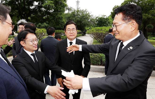 ▲ 국회의원 보궐선거에서 당선된 송영길 더불어민주당 국회의원(연수갑) 당선인과 김남준 더불어민주당 국회의원(계양을) 당선인이 인사를 나누고 있다. /양진수 기자 photosmith@incheonilbo.com