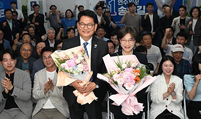 ▲ 송영길 더불어민주당 인천 연수구갑 국회의원 후보가 4일 오전 연수구에 있는 선거 캠프에서 당선이 확실시되자 부인 남영신씨와 함께 지지자들의 축하를 받고 있다. /이재민 기자 leejm@incheonilbo.com