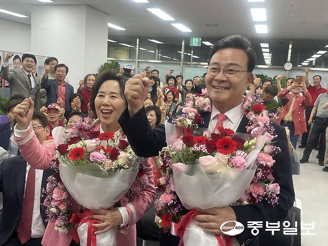 김성제 의왕시장 당선인이 4일 새벽 의왕 오전동 선거사무소에서 배우자와 함께 꽃다발을 들고 지지자들의 축하를 받고 있다. 손용현기자