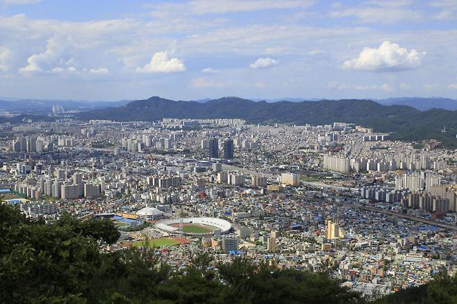 보문산에서 바라본 대전시. 사진은 중도DB