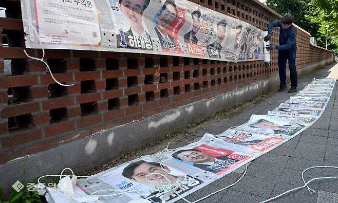 전국동시 지방선거가 끝난 4일 대전 유성구 신성동에서 관계자가 선거벽보를 철거하고 있다. [사진=이성희 기자]