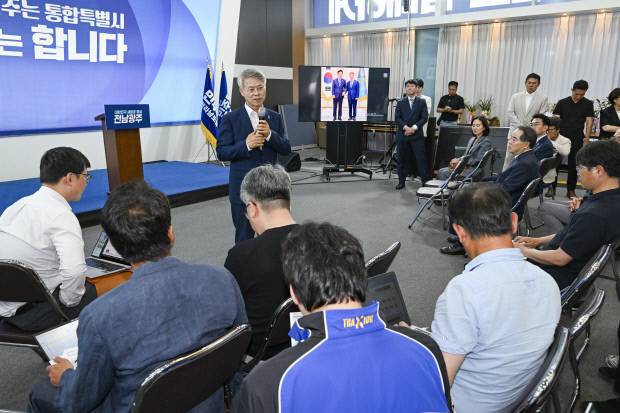 민형배 초대 전남광주통합특별시장 당선인이 4일 오후 광주 서구 서창동 자신의 선거 사무실에서 기자회견을 열고 전남광주대전환기획위원회(인수위원회)를 꾸리기 위한 인물 선정과 향후 활동 방향 등을 밝히고 있다. /김진수 기자 jeans@kwangju.co.kr