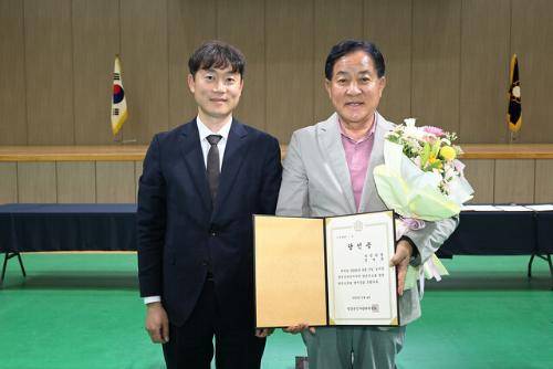 제9회 6·3 전국동시지방선거 당선증 교부식이 4일 평창국민체육센터에서 심재국 평창군수 당선인을 비롯한 당선자 및 평창군 선거관리위원 등이 참석한 가운데 열렸다.