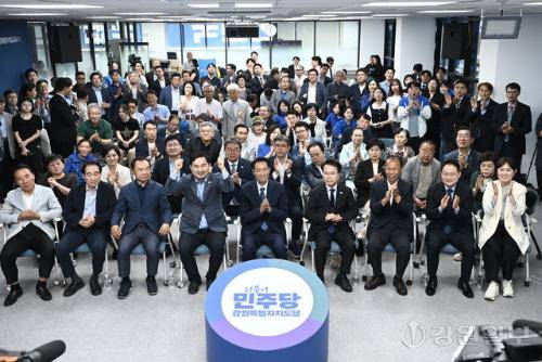 ◇우상호 더불어민주당 도지사 후보, 육동한 춘천시장 후보, 허영·백승아 국회의원, 최문순 전 지사, 염동열 전 국회의원, 최흥집 전 부지사와 당원들이 지난 3일 도당 사무실에서 출구조사 결과 발표를 지켜보고 있다. 신세희기자