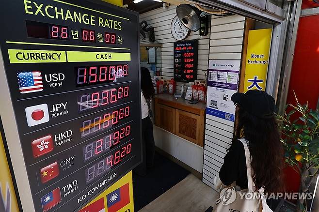 원/달러 환율이 중동 지역의 지정학적 긴장감이 다시 고조되면서 전날 장중 한때 1.520.10원까지 치솟았다. 환율이 장중 1,520원대를 찍은 것은 지난 4월 2일(장중 최고가 1,524.10원) 이후 두 달 만이다. 사진은 3일 서울 중구 명동 일대 환전소 모습. /연합뉴스