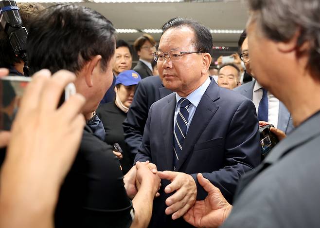 김부겸 더불어민주당 대구시장 후보가 4일 새벽 대구 달서구 선거사무소에서 낙선 인사 후 낙심한 지지자를 위로하고 있다. /이용선기자