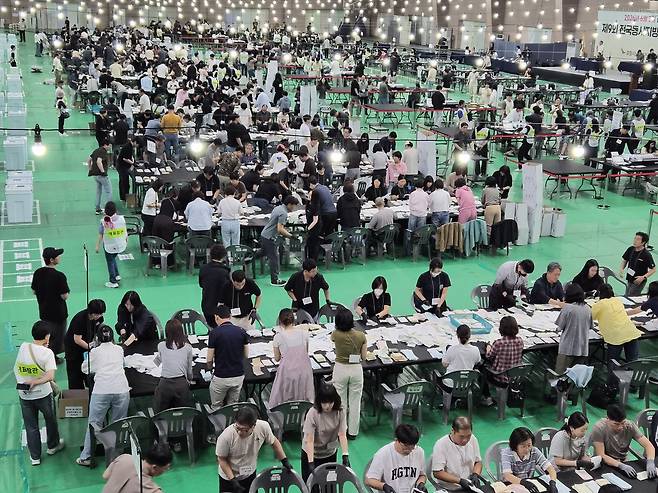 지난 3일 포항시 남구 만인당 체육관에 마련된 개표소에서 사무원들이 일제히 개표 작업을 진행 중이다. /단정민 기자