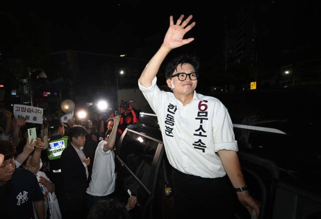 무소속 한동훈 부산 북갑 국회의원 보궐선거 후보가 4일 부산 북구 선거사무소에서 당선 확정 후 선거사무소를 나서며 지지자와 인사하고 있다. 김종진 기자 kjj1761@