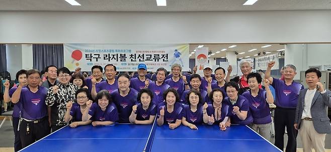 ▲ 5월 30일 의성 다목적체육관에서 열린 탁구 라지볼 친선교류전에 참가한 의성眞스포츠클럽과 대구 달구벌스포츠클럽 회원들이 기념촬영을 하며 화합과 우정을 다지고 있다. 이번 교류전은 문화체육관광부 특화프로그램 '빛나는 청춘' 사업의 일환으로 마련됐다. 의성眞스포츠클럽 제공.