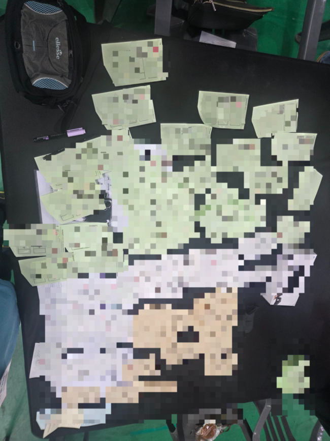 ▲ 6.3 지방선거가 열린 지난 3일 포항시 남구 개표소 만인당서 물에 젖거나 절취선 붙은 투표용지 100여 장이 넘게 현장서 발견된 가운데, 이중 물에 젖은 용지들. 경북일보 독자 제공
