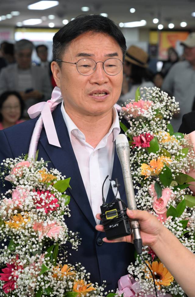 경남도교육감 권순기 당선인이 4일 오전 창원시 의창구 선거사무소에서 당선 소감을 밝히고 있다./김승권 기자/