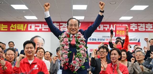 추경호 국민의힘 대구시장 후보가 김부겸 더불어민주당 후보와의 초접전 끝에 6·3 지방선거에서 승리하며 대구시장 당선을 확정지은 후 기념사진을 찍고 있다. 김진홍 기자