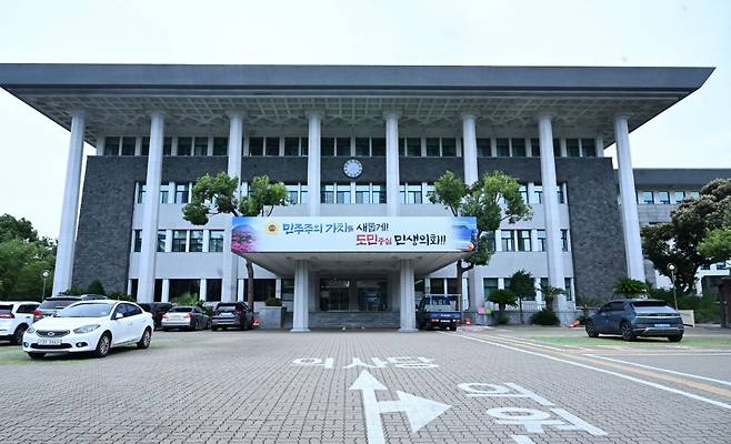 제주도의회 본관 전경.