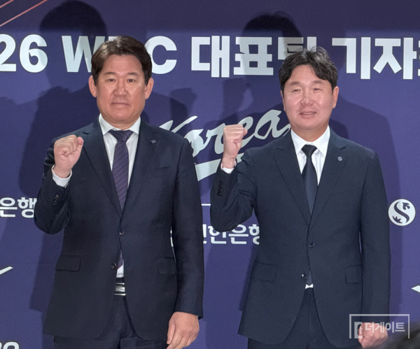 조계현 위원장과 류지현 감독(사진=더게이트 배지헌 기자)
