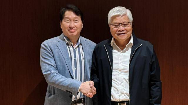 웨이저자(C.C. Wei) TSMC 회장(오른쪽)과 만난 최태원 SK그룹 회장(왼쪽) [사진=SK하이닉스]