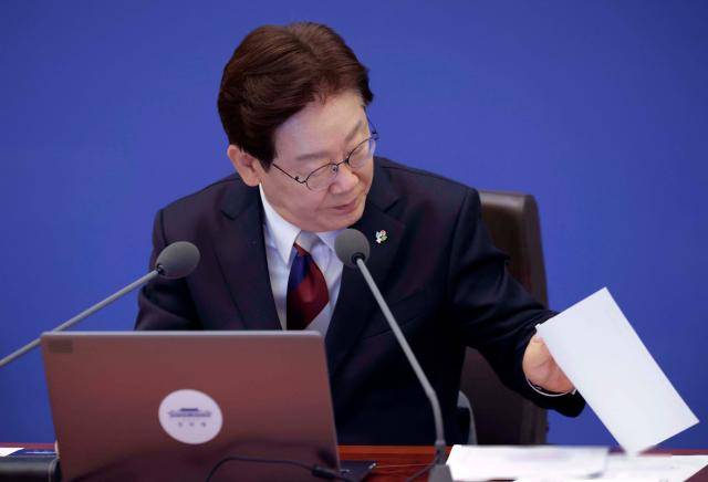 이재명 대통령이 4일 청와대에서 열린 수석보좌관회의에서 자료를 살펴보고 있다. [사진=연합뉴스]