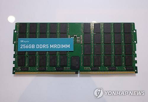 SK하이닉스 고성능 메모리 256GB DDR5램이 전시된 모습[출처: 연합뉴스 자료사진]