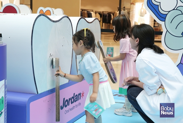 어린이 대상 양치 교육 팝업스토어 '조르단 치카 학교(Jordan Brush Academy)'에 참가한 아이들이 양치를 하는 방법을 배우고 있다. 이효상 기자 ⓒ베이비뉴스