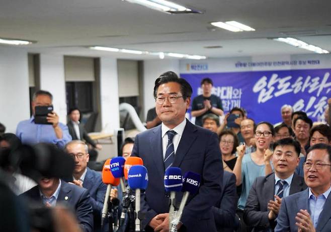 박찬대 후보가 4일 오전 2시께 인천 미추홀구 선거사무소에서 당선이 확실시되자 소감을 발언하고 있다. (사진 = 박찬대 후보 제공)