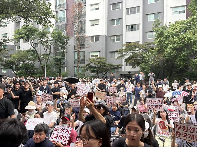 4일 서울 송파구 잠실 7동 제2투표소 앞에서 시위대가 '부정선거'를 외치며 투표소 앞을 막아서고 있다. (사진=권아인 수습기자)