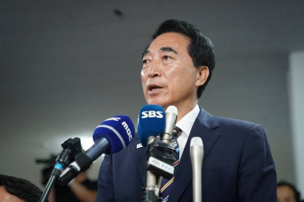 더불어민주당 소속 박수현 충남지사 당선인이 4일 선거사무소에서 당선직 후 소감을 밝히고 있다. (사진=박수현 더불어민주당 충남지사 후보 선거사무소 제공)
